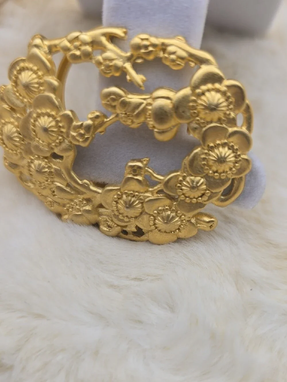 Mary McFadden, Signed. FLoral/Scalloped Gold-Tone Scarf Clip